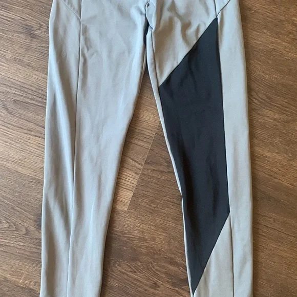 Gymshark gray and black athletic leggings with pockets size XS - Picture 3 of 6